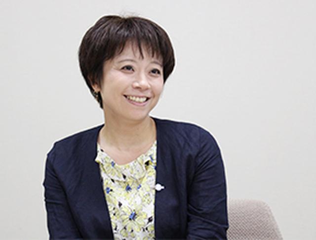 画像: グループサポートセンター 総務部 購買グループの昆裕美子さん。中途入社。短大卒業後、学校推薦で不動産管理会社に入社。会計管理業務、営業事務を携わり、2008年に結婚を機に退社。事務の仕事を探す中でファンケルの商品を使っていたことがきっかけとなり派遣会社のファンケルスタッフを通じて入社。育休を1度取得し、復帰のタイミングで購買グループに配属。午前5時起床、8時15分出社、午後5時退社。家事は朝夕の食事の支度のほか、子どもが小さいため送迎も行う。