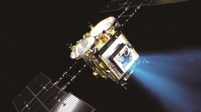 画像: イオンエンジン運転を行いながら、小惑星リュウグウに向かう「はやぶさ2」のイメージ(JAXA提供)
