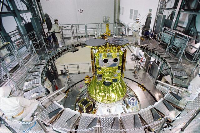 画像: 種子島宇宙センター衛星フェアリング組立棟における「はやぶさ2」のフェアリング結合作業(JAXA提供)