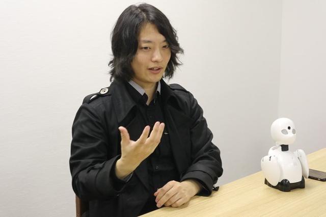 画像: インタビューに応じる吉藤氏