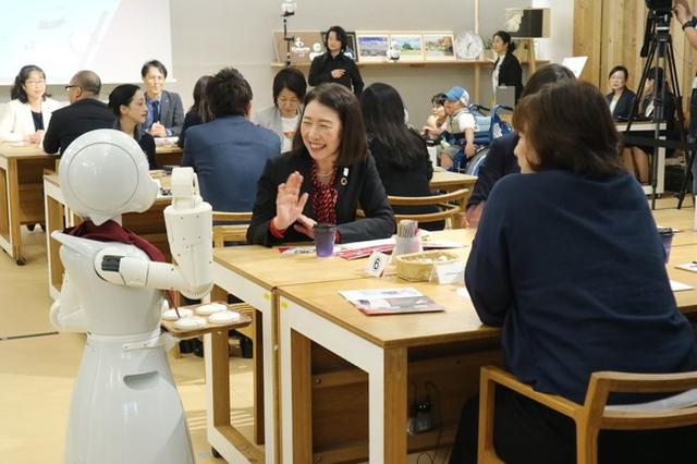 画像: 大型のORIHIME-Dと小型のORIHIMEはともに客と雑談を交わすなど接客をする(オープン初日の10月7日)
