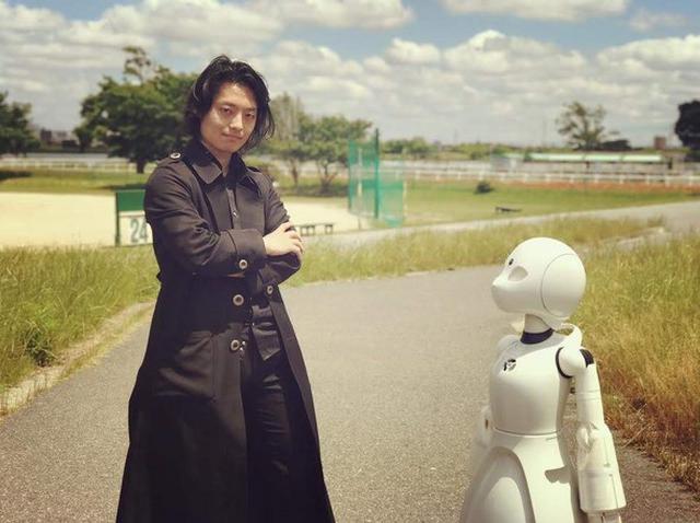 画像: 吉藤 健太朗(よしふじ けんたろう) 株式会社オリィ研究所代表、ロボットコミュニケーター。1987年、奈良県生まれ。株式会社オリィ研究所 代表取締役所長。小学校5年から中学校2年まで不登校を経験。工業高校にて電動車椅子の新機構の開発を行い、国内の科学技術フェアJSECにて文部科学大臣賞、ならびに世界最大の科学大会ISEFにて優秀賞3等を受賞。のちに、高専で人工知能の研究を行い、早稲田大学創造理工学部へ進学。在学中に分身ロボット「OriHime」を開発し、オリィ研究所を設立。米Forbesが選ぶアジアを代表する青年30人「30 under 30 2016」などに選ばれる。現在はデジタルハリウッド大学院で特任教授も務める。