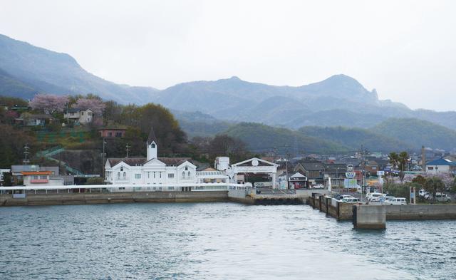 画像: 瀬戸内海から眺めた小豆島。向こうに見える寒霞渓が、海から吹く暖かな風を受け止める。ふもとにヤマロク醤油が