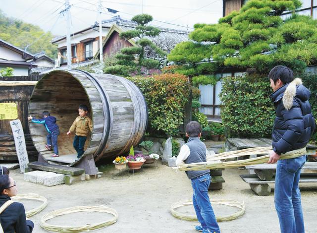 画像: 子どもたちは、タガで電車ごっこをしたり、古い木桶に入ったり。年配の人は「昔は桶屋がどこの町にもあったわね」と懐かしがる