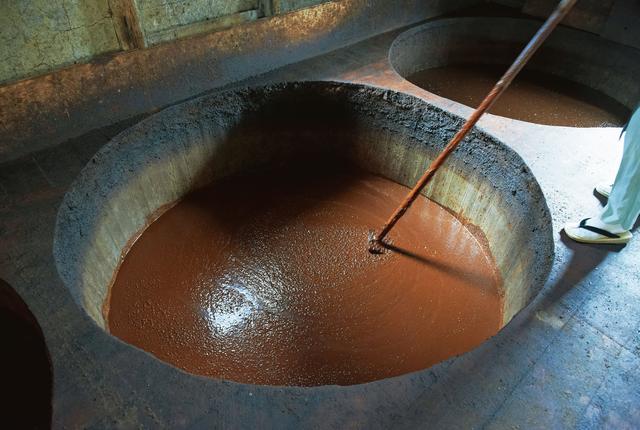 画像: 微生物の働きで、さまざまな香りが立つ。りんごやチョコレートの香りがすることも。その香りが鎮まると熟成の時期