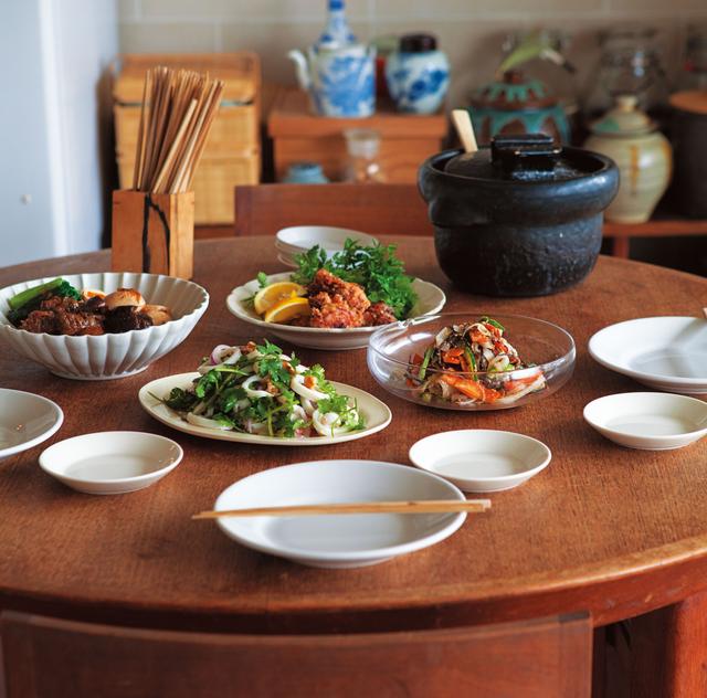 画像: 「いつものうちの料理ばかり」と披露してくれた献立。ごはんが進む、毎日食べて飽きない、まっすぐな味。彩りのよい美しい盛りつけも、「おいしい」をつくり出している