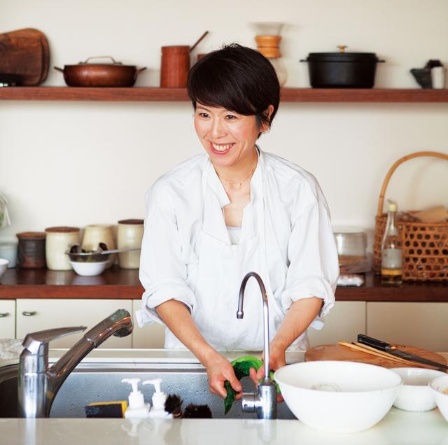 画像: 料理をつくりながら後片づけも同時進行でこなす、手際のよさ。平日の夕飯の支度は、40分程度。その分、朝食をつくるときに、夜の下ごしらえをして調理の貯金をこまめに