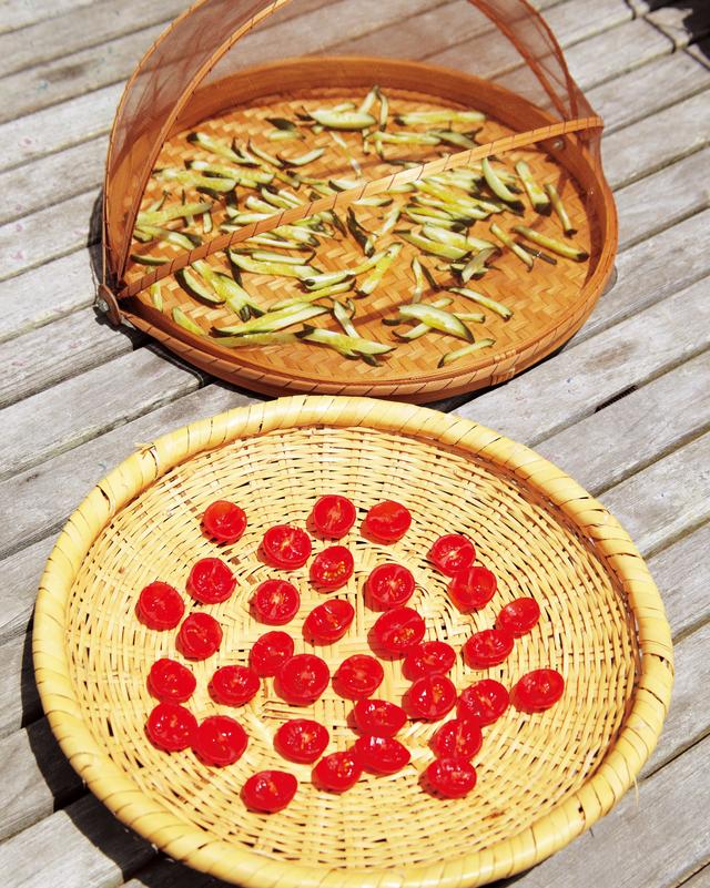 画像: 干し野菜に欠かせない盆ざる。ふた付きのざるは、風の強いときに便利