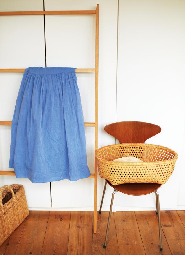 画像: 身支度コーナーで脱いだ洋服入れに 洋服などを一時的に入れておくかごは、何が入っているか一目瞭然なように、浅めのものをチョイス。椅子の上に載せてすぐ手が届く位置に