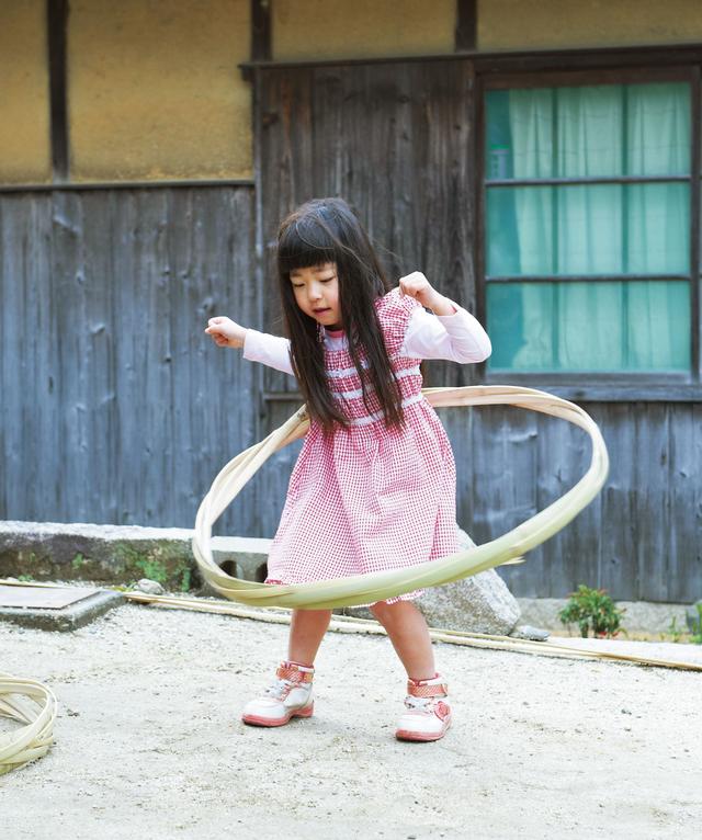 画像: フラフープならぬ“タガフープ”を上手に回して歓声を浴びていたのは、山本家の末っ子、5歳の笑実ちゃん