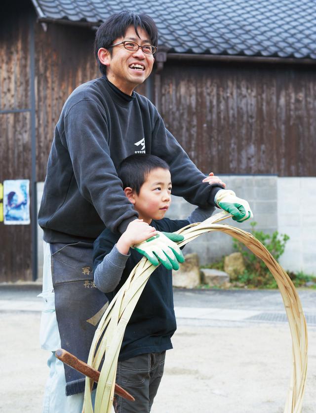 画像: 次男の康助くんと。「こいつが大人になり、孫の代になるころには、新桶がいい働きをするはず」と山本さん