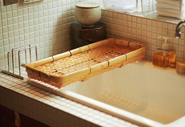 画像: たまたまぴったり、水切りかごに 偶然入ったお店で見つけた長方形の薄手のかごが、たまたまシンクの幅にぴったり。グラスや小皿などを洗って打ち上げる、水切りかごとして大活躍