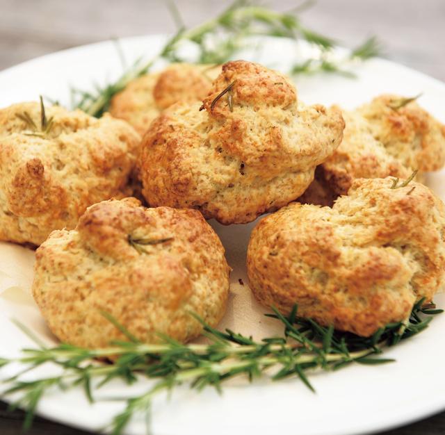 画像: きざんだローズマリーを練り込んだスコーン。食事にも合う