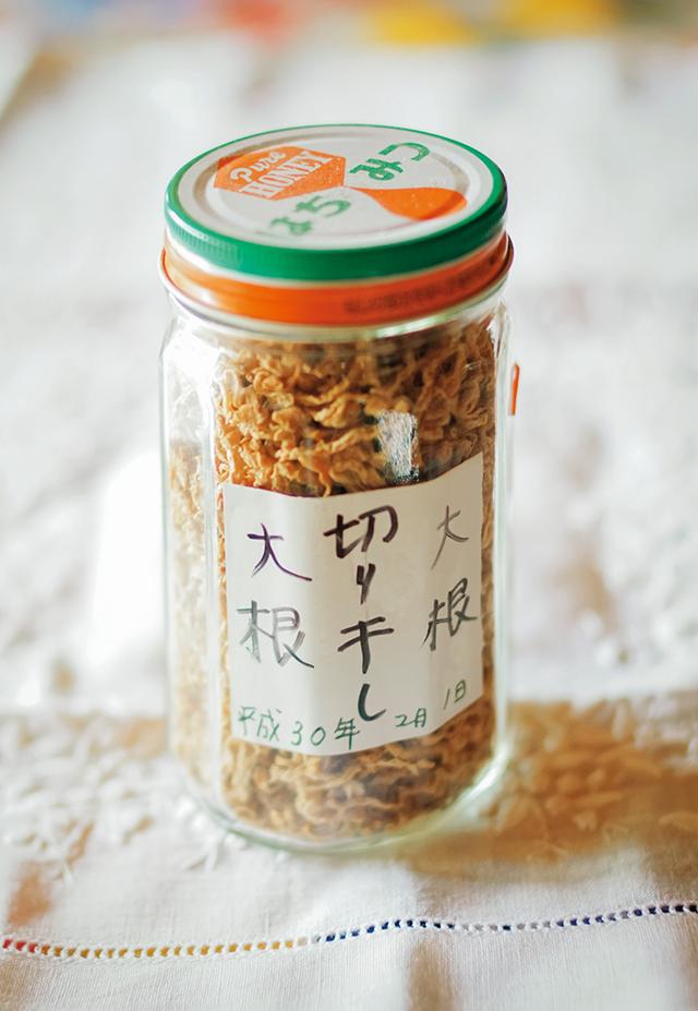 画像: 厚めにむいた大根の皮からつくった切り干し大根