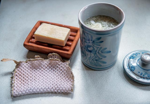 画像: 右の液状廃油石けんを溶かし、ふきんをつけ置き洗い。食器は固形石けんを左下の漁網に付けて洗う。地元の福祉施設でつくられたものを愛用