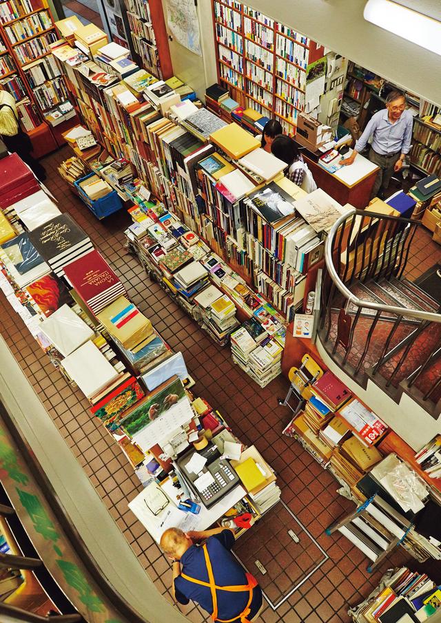 画像: 料理本の仕入れが増えた1981年、リフォームをしてレジを2カ所に。店の隅々まで見わたせるため、お客さんの様子や、本の配置も把握できるように