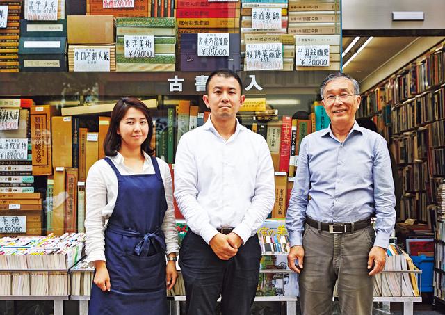 画像: 右から、諏訪雅夫さん、長男の雅也さん、長女の吉重(よしえ)さん。店の仕入れは雅也さんが担当し、雅夫さんが接客を担当。吉重さんは「探求書」サービスを提案した