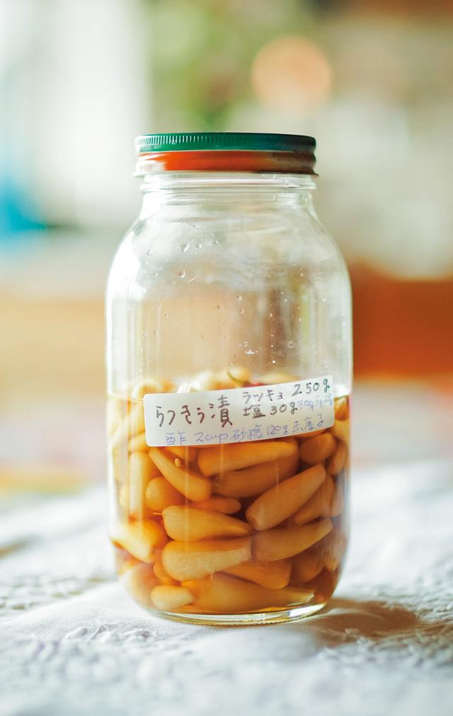 画像: 息子さんが届けてくれた自然栽培のらっきょうを桧山さんが漬けたらっきょう漬け