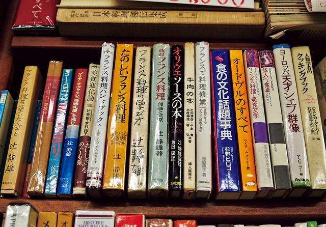 画像: 雅夫さんが日本におけるフレンチの立役者だと話す辻静雄さん。店内の書棚にも、彼の著書が多く並ぶ