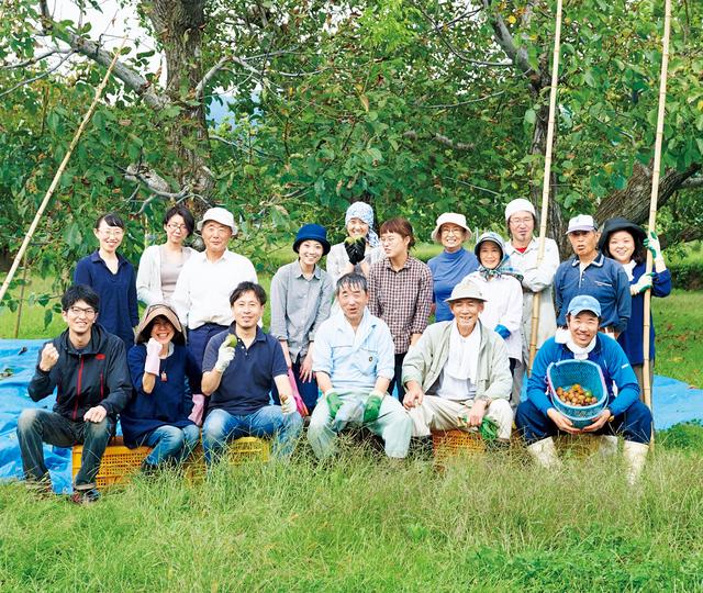 画像: 収穫後、くるみの木の前で。参加者のなかには収穫体験が3回目というベテランも