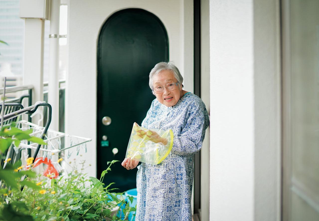 画像: 密封保存袋は何度も洗って使う。ベランダにプランターを並べて草花を植えているのは「土と緑を身近に感じていたい」から