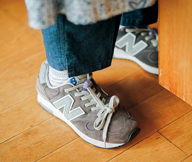 画像: 料理をするときは、いつも室内履きとして、このスニーカーを。足への負担が減り、背もちょっぴり高くなる