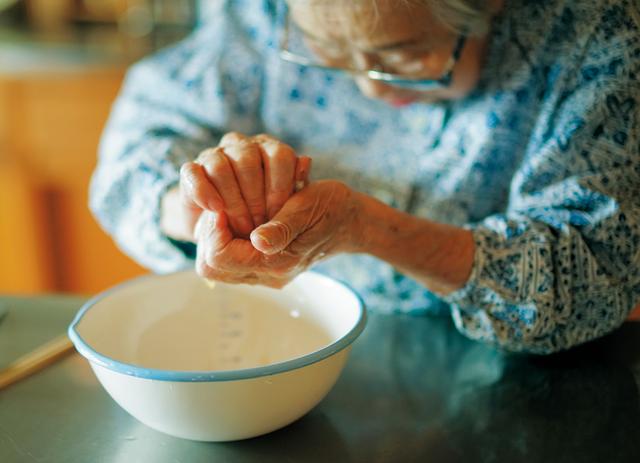 画像: あえものにする大根とにんじんを「酢洗い」(少量の酢で水っぽさを除く調理法)して、しぼる。強すぎず弱すぎず、よい加減で