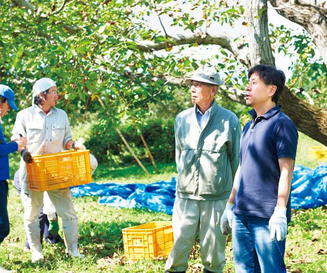 画像: 影山さん(右)と元信州大学教授の矢嶋征雄さん。長年、くるみを研究する矢嶋さんは、ピーク時の10分の1に落ちた東御市のくるみ生産量を上げるために、苗木づくりなどで試行錯誤を続けている