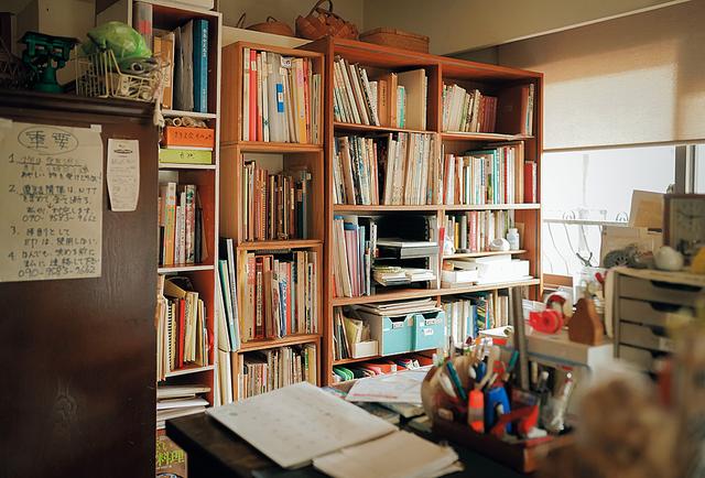 画像: 書斎には資料や本がいっぱい。疑問に思ったことはすぐに調べ、また、実際に人に会いにいって話を聞くこともある