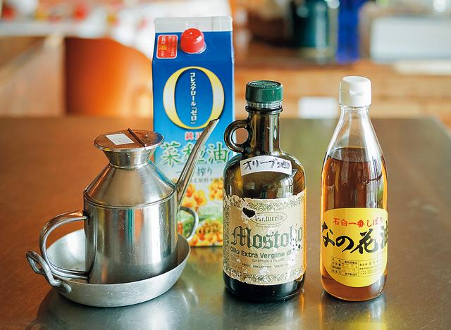 画像: 油も数種類、用意。酸化を抑えるため、あえて小さな瓶に入っているものを買う