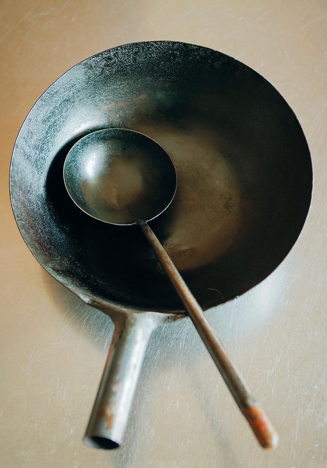 画像: 50年以上前に手に入れた、中華の片手鍋・北京鍋を愛用。使用後は洗剤を使わず、お湯で洗う