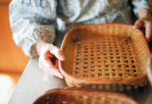 画像: 桧山さんは木や竹でつくられた日本の道具が大好き。竹ざるは湿気を取り、金ざるに比べて、はるかに水切れがよい
