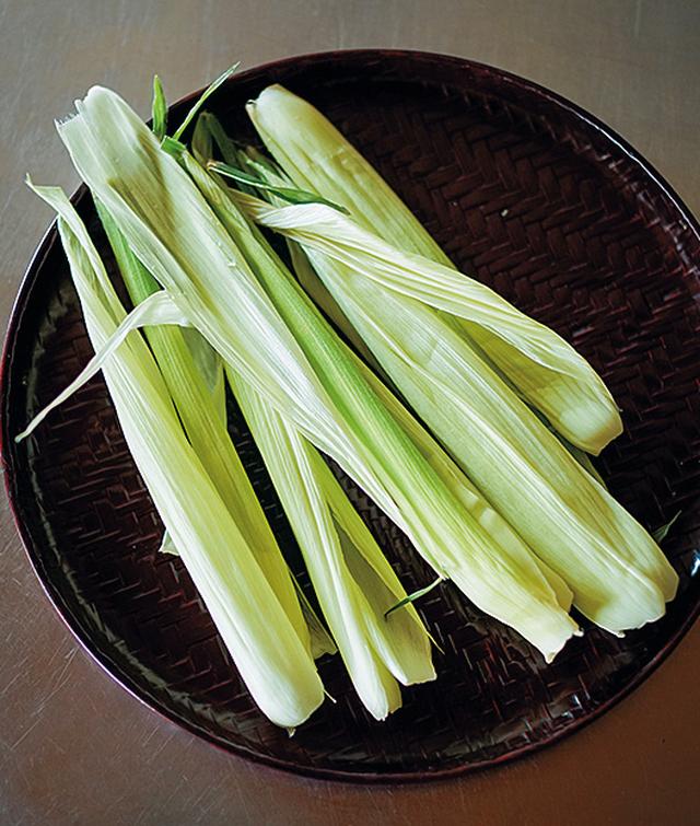 画像: とうもろこしの皮も保存し、皮で包む料理に活用