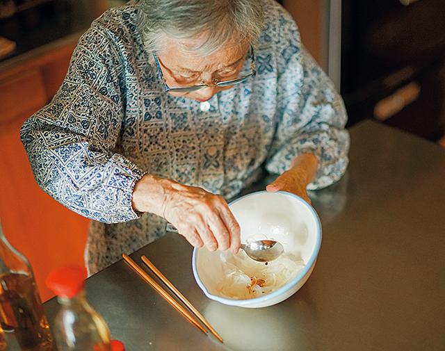 画像: 切って湯通しした玉ねぎを「しょうゆ洗い」。少量のしょうゆをかけてからほどよくしぼると、水っぽさがなくなり味がきまる