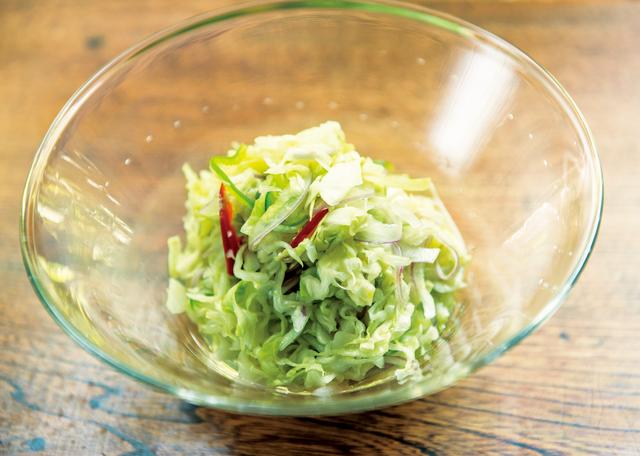 画像: せん切りキャベツと彩り野菜を塩もみし、甘じょっぱい梅酢「さしす」であえる