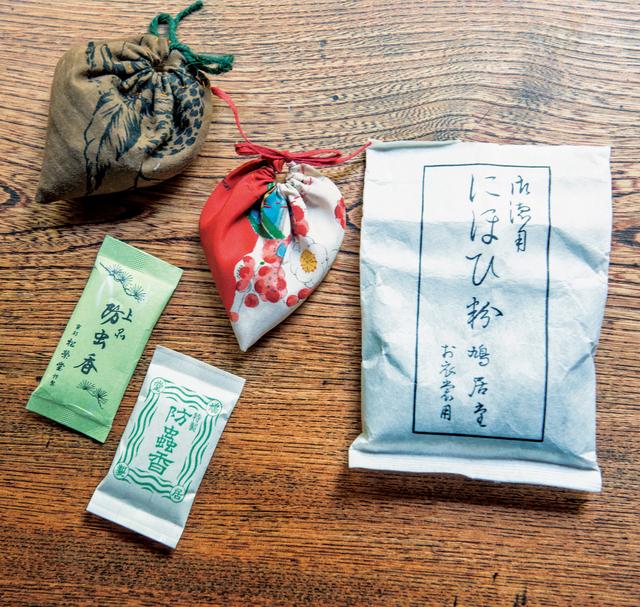 画像: 天然素材を使った鳩居堂の「にほひ粉」や「防虫香」で、におい袋を手づくり。「布や端布は山ほど持っていて、見ているだけで楽しくて幸せ」