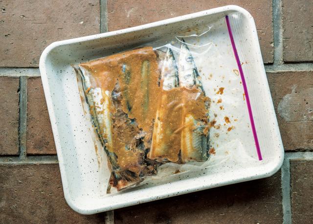 画像: 10 旬の魚は、まとめて味噌漬けに。