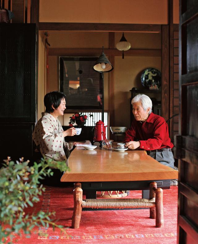 画像: 10時のコーヒータイムは悟さんが豆を挽きタカ子さんが淹れる。「コーヒーを飲みながら悟さんは、私のたわいもない話をよく聞いてくれます。何気ないおしゃべりが気分転換になるんです」とタカ子さん