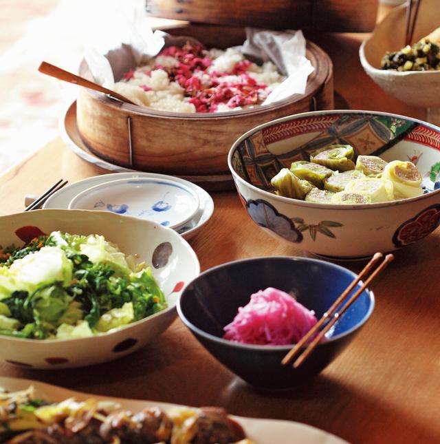 画像: 夕食は、桜のおこわ、キャベツの豚肉巻き、赤大根のさしす漬けなど、季節を感じる品々が並ぶ