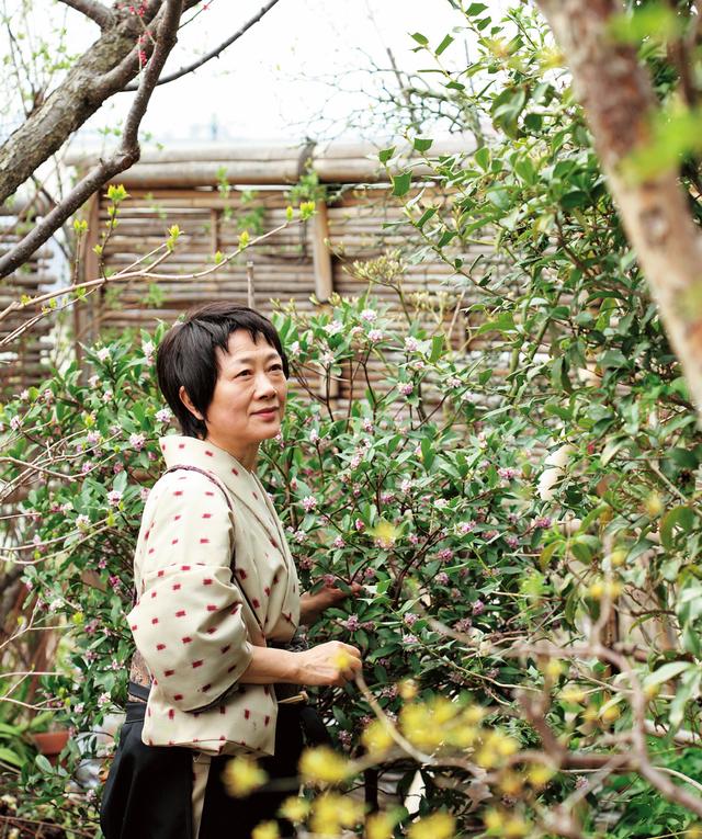 画像: 「信州に根付いた草花が一番育ちやすいです。梅がなれば梅干しに、勢いよく伸びる竹は串やようじにするなど、何でもすぐに調達ができる庭なんです」と横山さん。庭遊びは大事なリフレッシュの時間