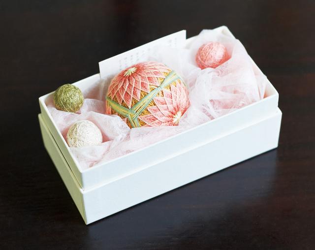 画像: 伝統的な菊かがりと、カラフルなキャンディのように愛らしい小さな手まりとを、箱に詰めてギフトに