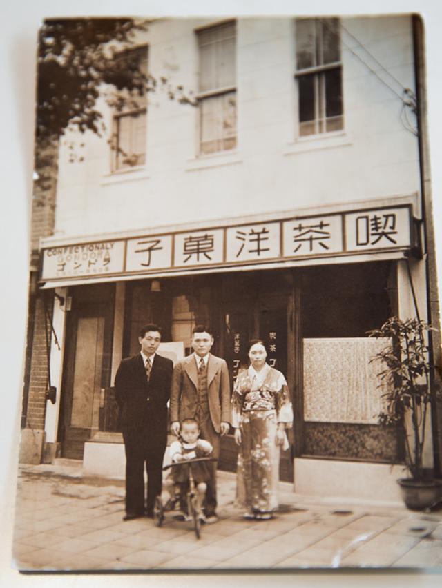 画像: 開店当初の面影を残す、店の前での記念写真。中央が初代で、手前が二代目