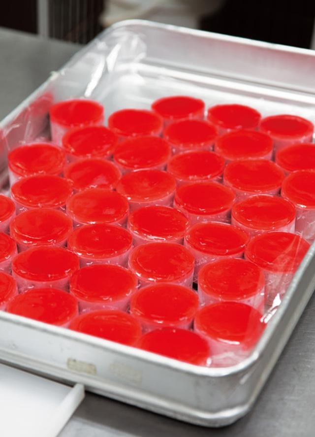 画像: フランボワーズのムース。生ケーキは四季折々の新鮮な旬の素材を使用
