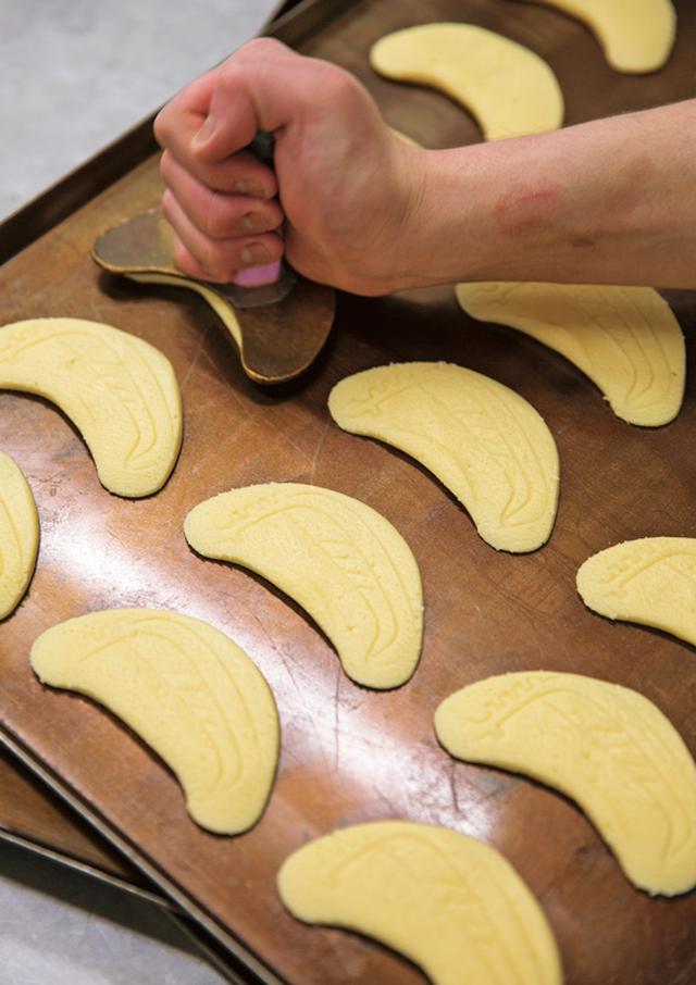 画像: ゴンドラのもうひとつの名品「サブレー」。ゴンドラ形の印を押していく