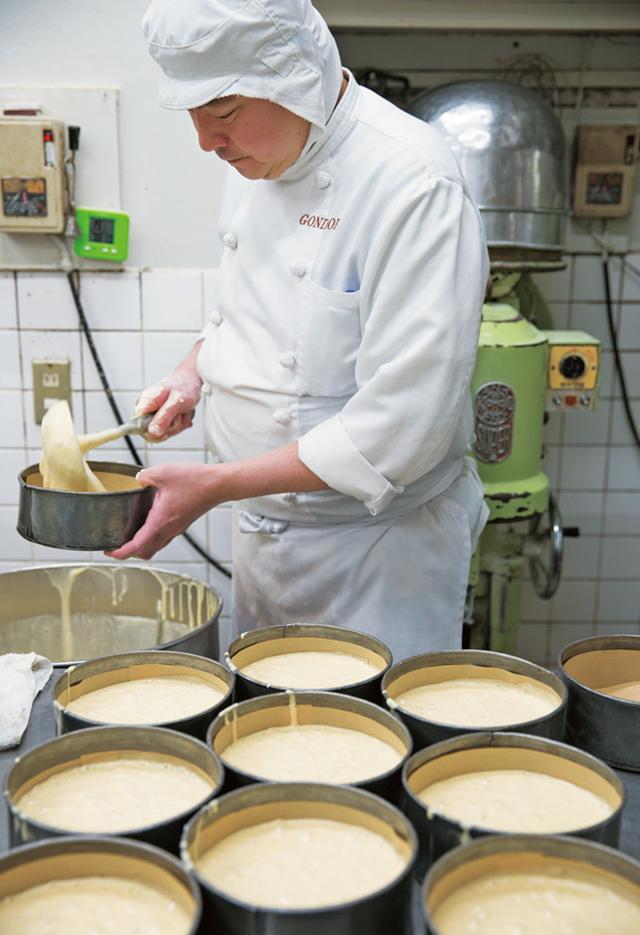 画像: 生地を流し込んでいるのが三代目の滋之さん。ゴンドラの味の継承者