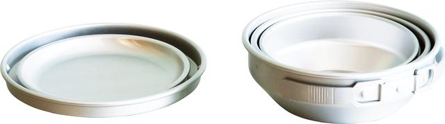 画像: 食器の持ち手は使うときだけ起こせる優れ物。しまうときは入れ子状になり、ふたは、お皿として使える。軽くて丈夫なうえ、熱伝導性に優れたアルミはアウトドアにぴったり。限られた条件下でも、素早く煮炊きできる