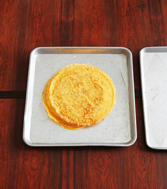 画像: スポンジケーキの切れ端や、余った生クリーム、季節のフルーツなどを使って、お父さまがよくつくってくれたそう。テフロンのフライパンが家に導入されたばかりで、クレープをきれいに焼けるのがうれしく、何枚も何枚も親子で焼いたのは、いい思い出。