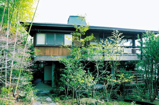 画像: 森に住みたいと探していたときに、1軒目でめぐり合ったのが築40年の物件。1階がアトリエとショップ、2階が住居空間