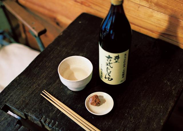 画像: 風邪気味かなと思ったら、白湯に梅干しとしょうゆを少々加えて飲む