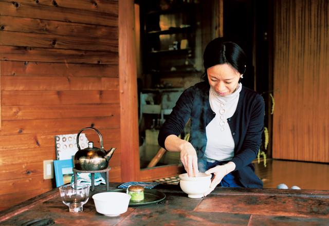 画像: お客さまの前でお碗に抹茶を入れ、湯を注ぎ、茶筅でお茶を点てる。そんなプロセスも、おもてなしの一部。ひとりひとりのために心を込めて手を動かす